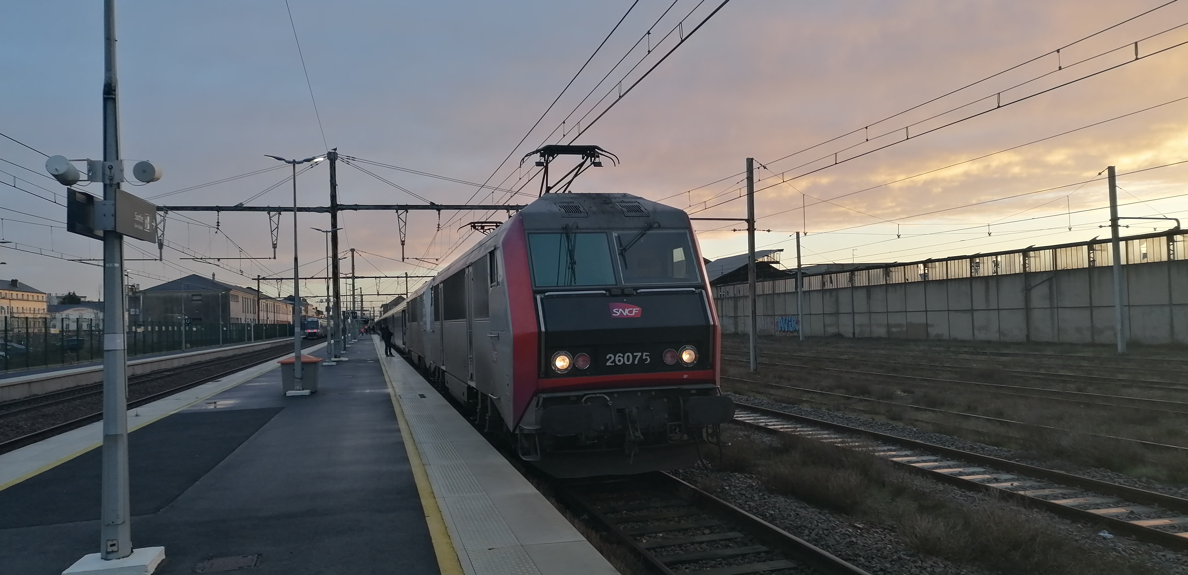 Train Paris-Orléans-Limoges-Toulouse en gare de Châteauroux