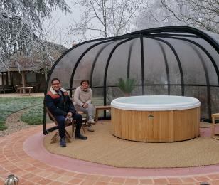 Thierry et Katia Bassilana dans le jardin de leur gîte à Chavin