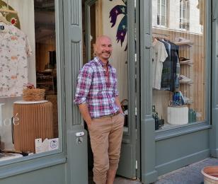 Olivier Paquet devant sa boutique Casanoë à Argenton-sur-Creuse