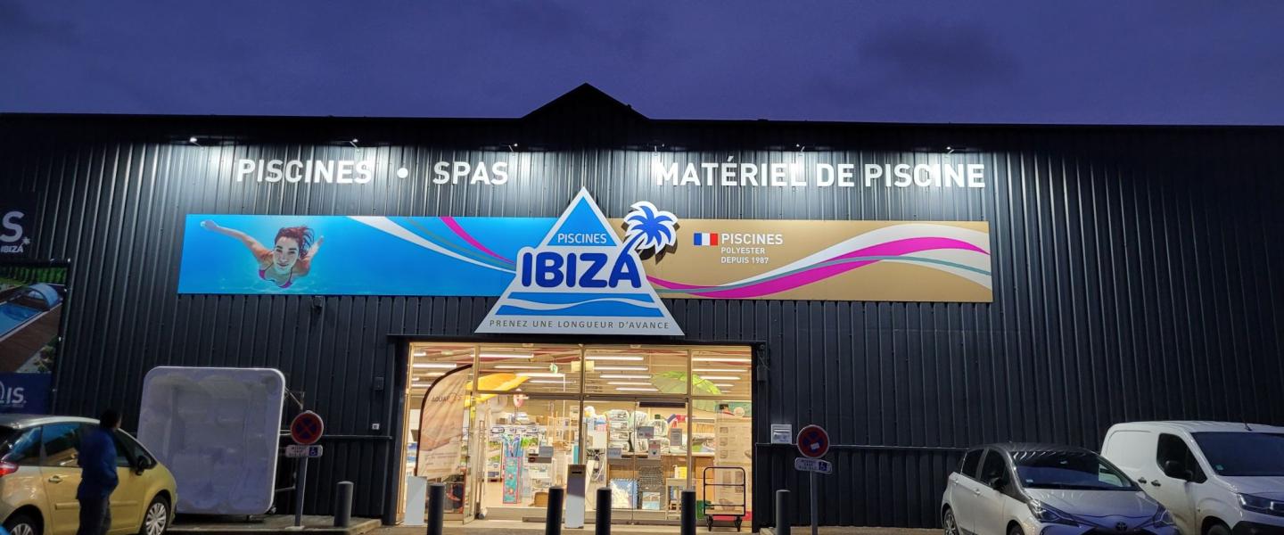 Devanture magasin Piscines Ibiza