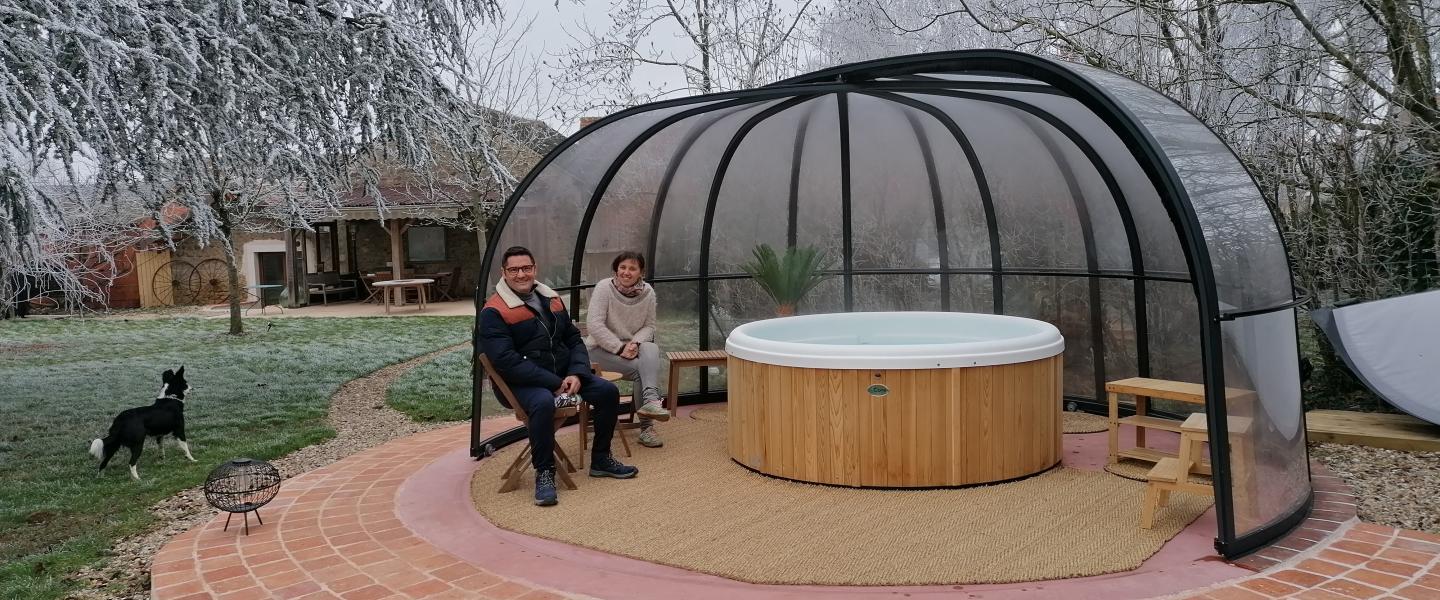Thierry et Katia Bassilana dans le jardin de leur gîte à Chavin